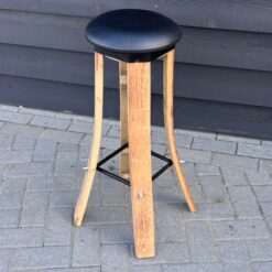 Barkruk, hout, ronde zachte zitting gemaakt van duigen, onbehandeld
