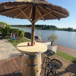 Statafel wijnvat met parasol van riet 190 cm