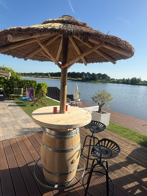 Statafel wijnvat met parasol van riet 190 cm