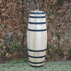 Kastanjehouten regenton "lange pijp"  met losse deksel, zwarte banden en kraan (100L)