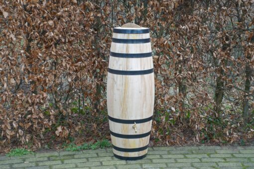 Kastanjehouten regenton "lange pijp"  met losse deksel, zwarte banden en kraan (100L)