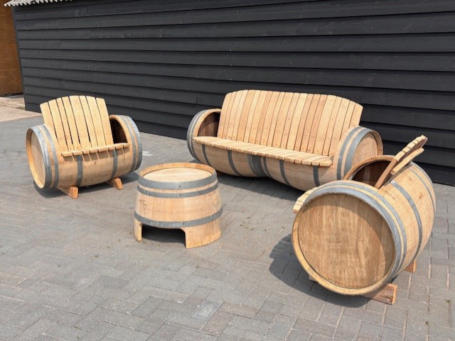 Loungeset gemaakt van wijnvaten  2 stoelen, bank en tafel - Afbeelding 3