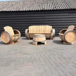 Loungeset gemaakt van wijnvaten  2 stoelen, bank en tafel