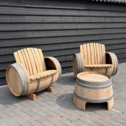 Loungeset gemaakt van wijnvaten 2 stoelen incl. tafel