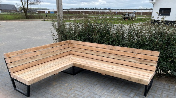 Loungebank van douglas met gepoedercoat staal