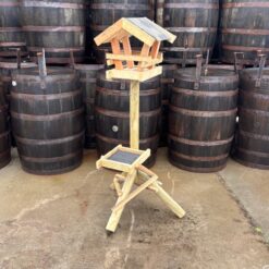 Vogelvoederhuisje op paal met voedertafel