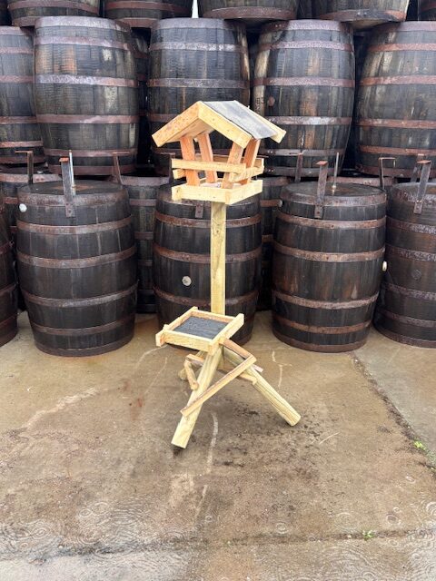 Vogelvoederhuisje op paal met voedertafel