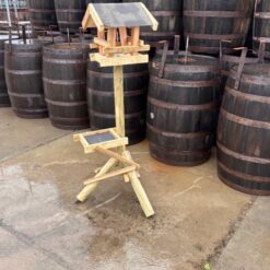 Alternative view of Vogelvoederhuisje op paal met voedertafel