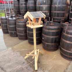 Vogelvoederhuisje op paal